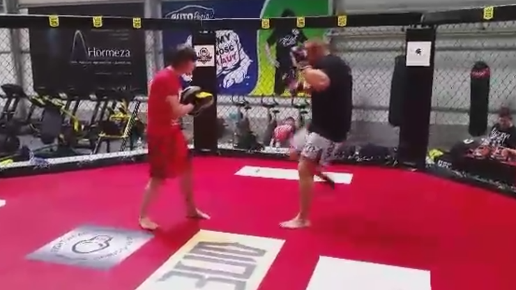 KSW 37: Pudzianowski trenuje stójkę przed walką z Popkiem (WIDEO)