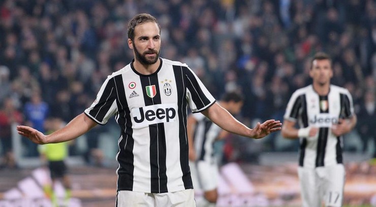Higuain poprawił sobie brzuch za pomocą Photoshopa