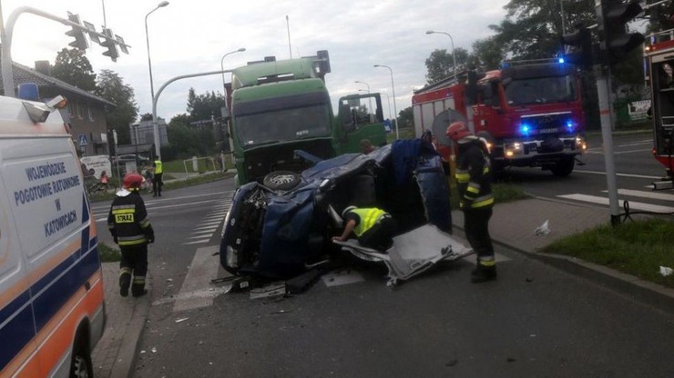 Nie miał prawa jazdy, czołowo zderzył się z tirem. Dwie młode pasażerki ciężko ranne