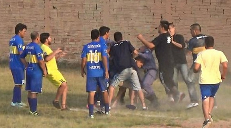 Brutalne sceny w Argentynie! Kibice nie darowali sędziemu (WIDEO)
