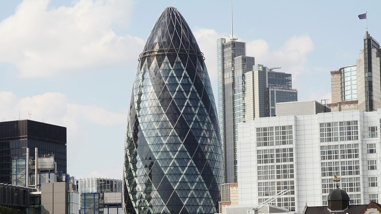 Dym w podziemiach londyńskiego wieżowca City. Konieczna była ewakuacja