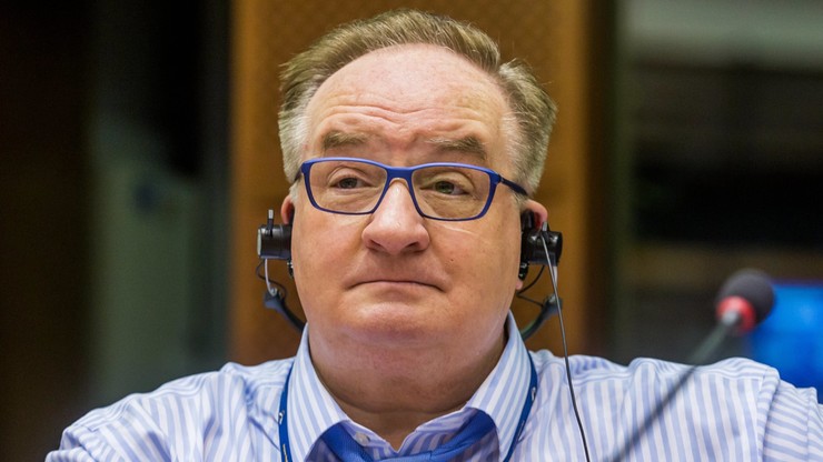 Policja wszczęła postępowanie ws. napisu przed biurem europosła Saryusz-Wolskiego