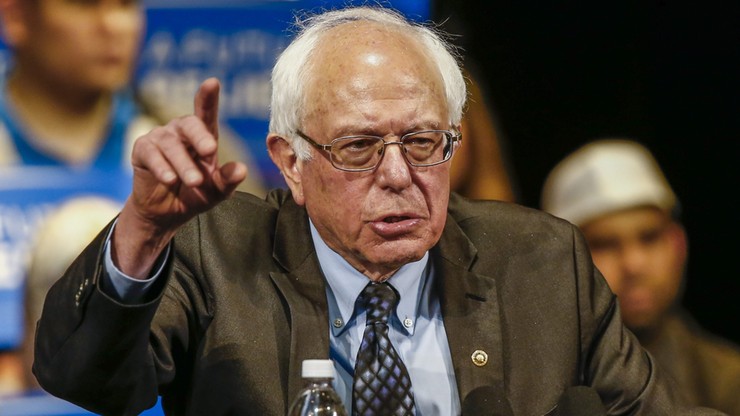 Sanders tłumaczył się z pochwał pod adresem Castro