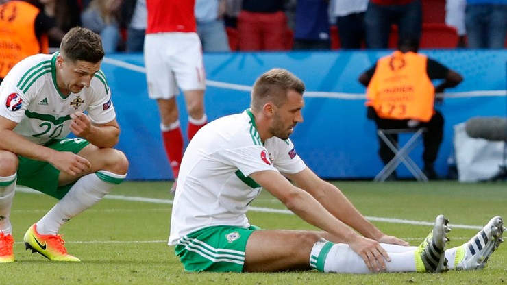 Walia - Irlandia Północna: Samobój na wagę awansu! McAuley wpakował piłkę do własnej bramki (WIDEO)