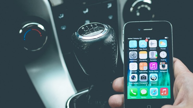 Coraz więcej mandatów za używanie telefonu za kierownicą we Włoszech