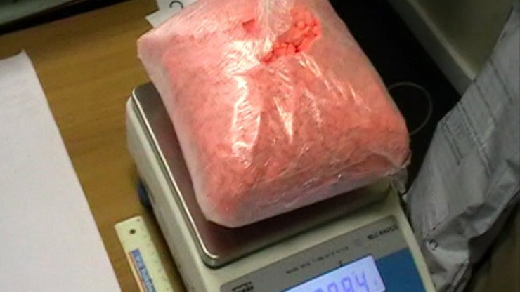 Dwaj mężczyźni podejrzani o udział w handlu dużą ilością narkotyków. Jeden z magazynów ukryli w aucie