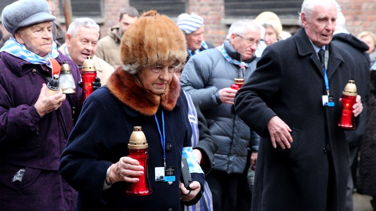 "Bogu dziękuję, że przeżyłam". Byli więźniowie Auschwitz złożyli kwiaty pod Ścianą Straceń