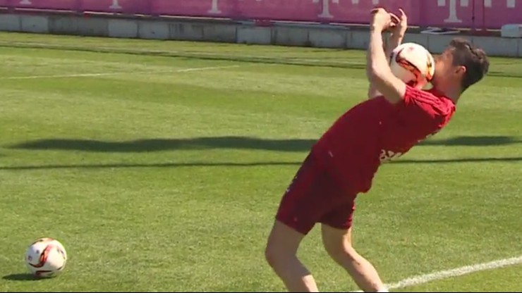 Lewandowski się bawi. Po mistrzowsku (WIDEO)