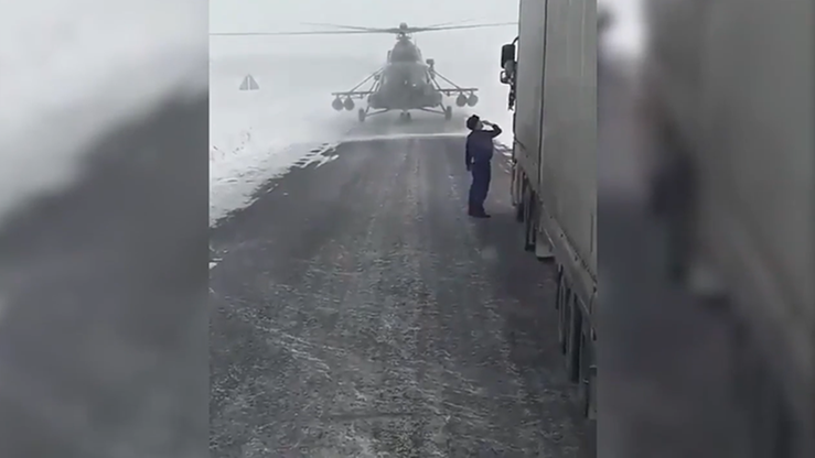 Śmigłowiec wylądował na szosie. Pilot pytał o drogę
