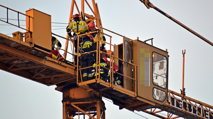 Reanimacja na wysokości kilkudziesięciu metrów. Zmarł operator dźwigu