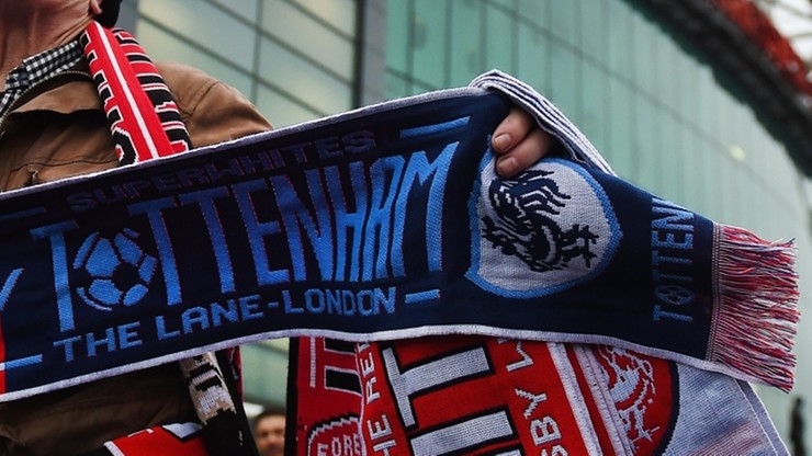 Dwóch kibiców Tottenhamu z dożywotnim zakazem stadionowym za... oblewanie moczem