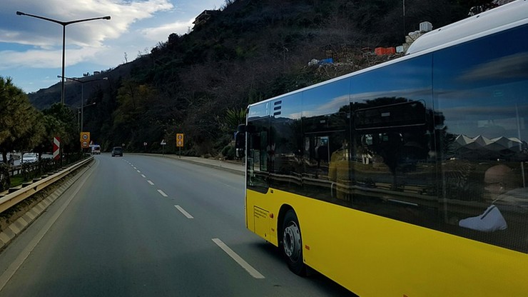 Autokar runął z mostu do rzeki w Indiach. Nie żyją co najmniej 32 osoby