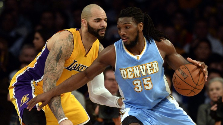 Pracuje dla Nuggets, jest najmłodszy w historii i jest z Polski