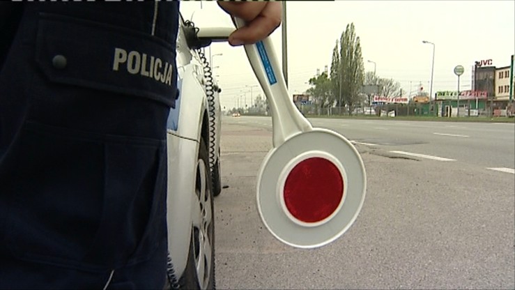 85-latek jechał "maluchem" po chodniku. Był tak pijany, że nie mógł dmuchnąć w alkomat
