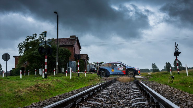 Rajd Polski: Neuville liderem, pech Ogiera
