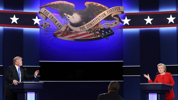 "Patrzyła na swojego rywala z ledwo skrywaną pogardą". Media o debacie Clinton-Trump