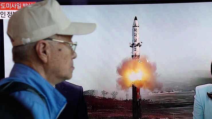 Pocisk wystrzelony przez Koreę Płn. w niedzielę to rakieta nowego typu. "Z łatwością dosięga USA"