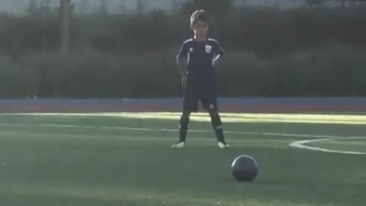 Jaki ojciec, taki syn. Tak Ronaldo Jr wykonuje rzuty wolne (WIDEO)