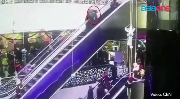 Potknęła się i wypuściła dziecko z rąk. Tragiczny wypadek na ruchomych schodach