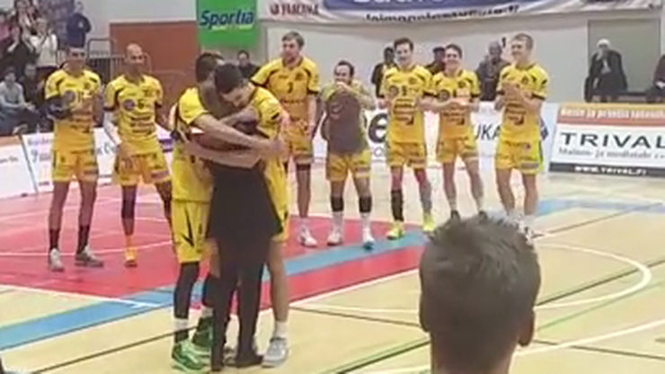 Oświadczyny po siatkarsku. Najpierw wygrana, później ukochana (WIDEO)