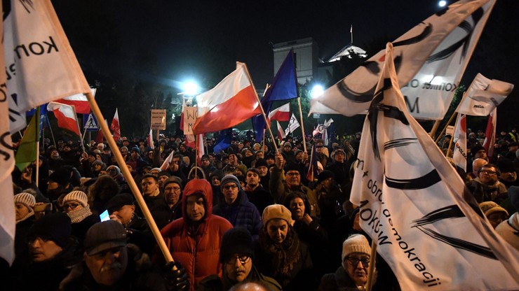 Chcieli zatrzymać samochody premier Szydło i Kaczyńskiego. Interweniowała policja