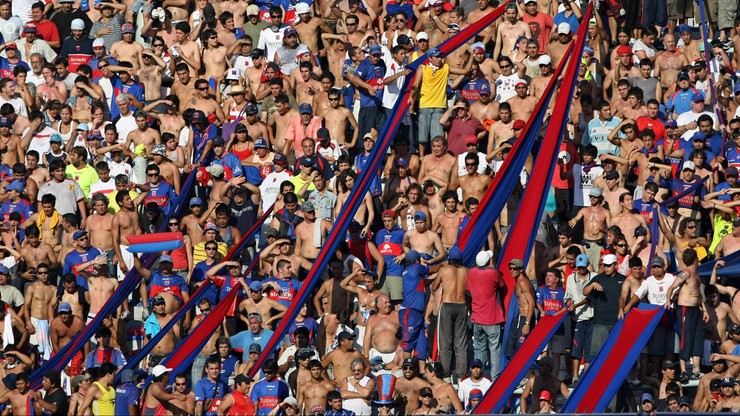 50 metrów w dół. Kibic zmarł po upadku z trybuny