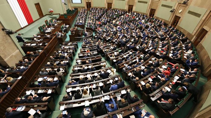 Esperanto w każdej szkole i mityczne bóstwa na torach. Polska w oczach posłów