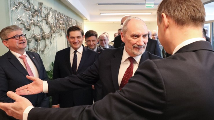 Kurtuazja na najwyższym szczeblu. Zobacz, jak Duda i Macierewicz "przepuszczali się" w drzwiach