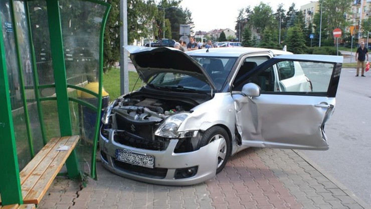 Uszkodziła samochody, przystanek autobusowy i zraniła dziecko. Chciała poprawić manewr parkowania