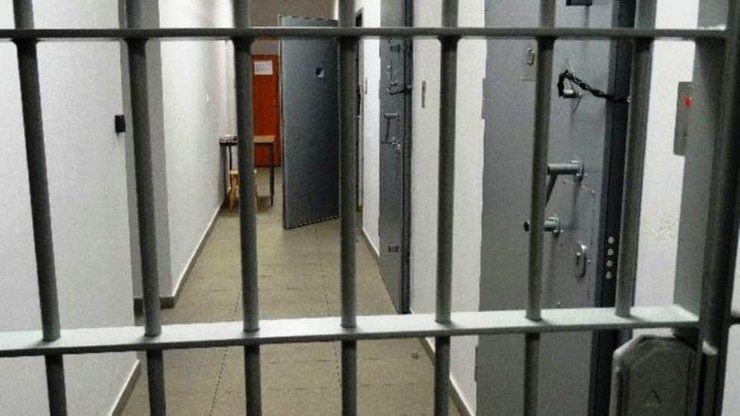 Zaczął skakać po aucie. Nie zauważył, że ktoś siedzi w środku. A to był policjant