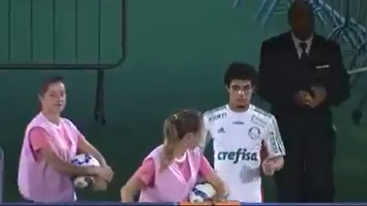 Sędzia pokazał czerwoną kartkę i... się zreflektował. Piłkarz wrócił z szatni!