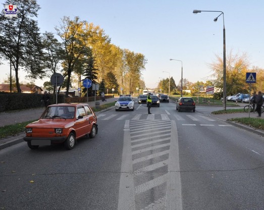 Kierowca malucha nie ustapił pierwszeństwa pieszym i stracił prawo jazdy.