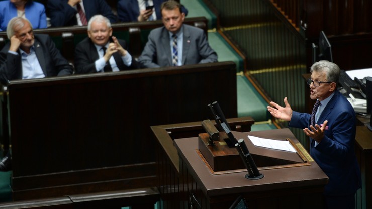 "PRL-bis" kontra "Sprzątanie stajni Augiasza". Sejm uchwalił nowelę o KRS. Większość posłów opozycji nie głosowała