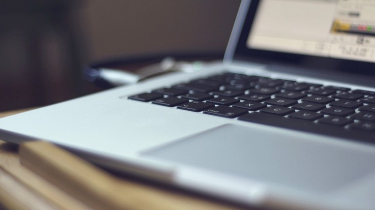 Podpalił okno biblioteki, bo ograniczyli dostęp do internetu. 14-latkiem zajmie się sąd rodzinny
