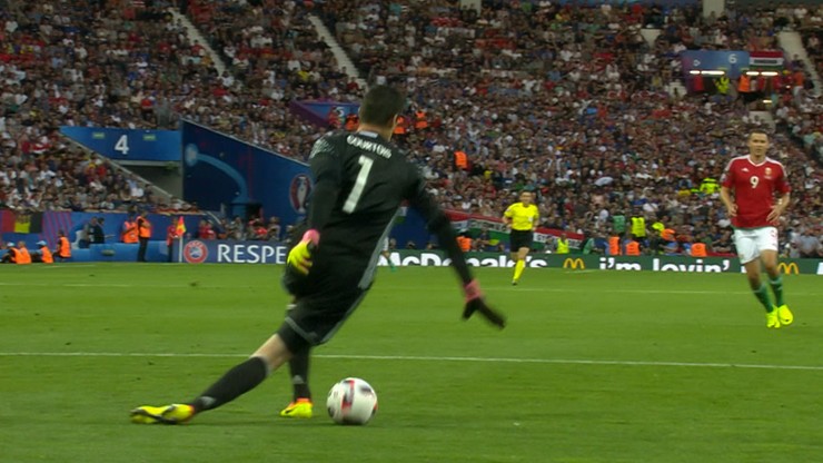 Courtois driftuje! Bramkarz Belgii stracił kontakt z murawą (WIDEO)
