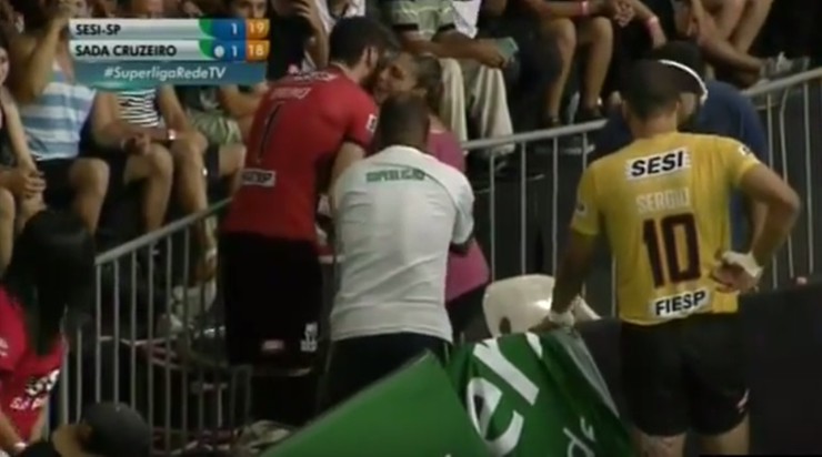 Bruno przewrócił panią fotograf i pocałunkiem wyleczył rany (WIDEO)