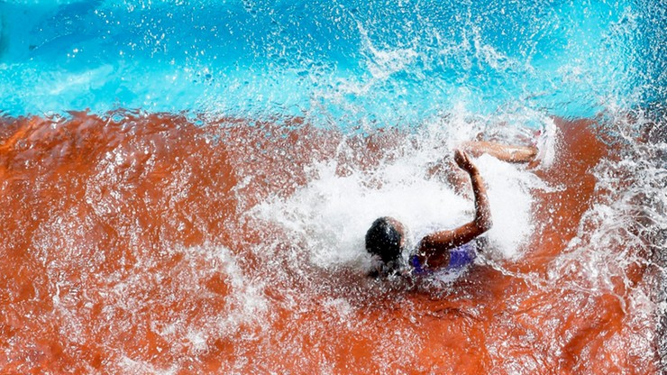 Biegaczka wykąpała się w... rowie z wodą (wideo)