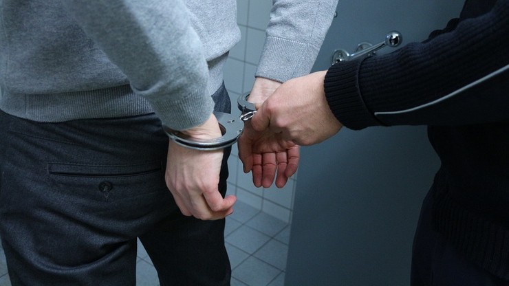 Pobili cudzoziemca sztachetami, bo źle rzucał piłką do kosza. Zostali aresztowani