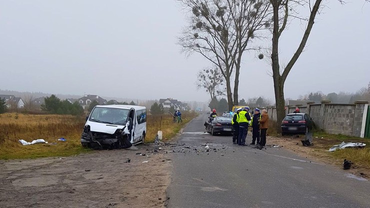 Pędziła wąską drogą, wyprzedzając trafiła w przeładowanego busa. 13 rannych. Pobojowisko
