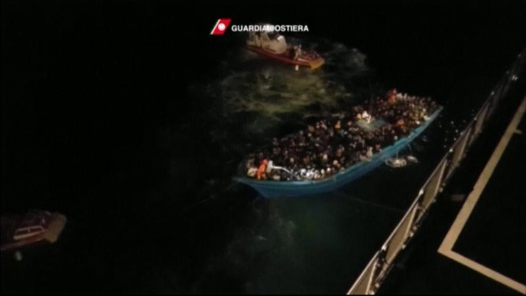 Przemytnicy migrantów są jak terroryści z Państwa Islamskiego - uważa szef MSW Włoch