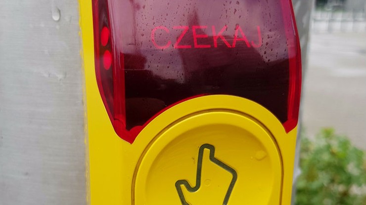 "To dyskryminacja pieszych". Stowarzyszenie Miasto Jest Nasze nie chce "żółtych przycisków" przy przejściach