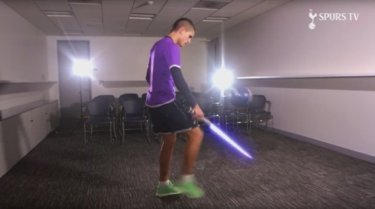 Jak żonglować z... mieczem świetlnym w dłoni? Lamela rycerzem Jedi! (WIDEO)