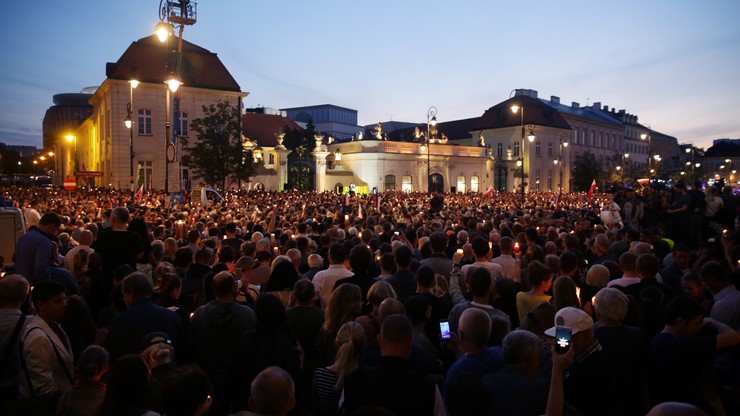 Protesty przeciw reformom sądownictwa. Tłumy przed Pałacem Prezydenckim i Sejmem