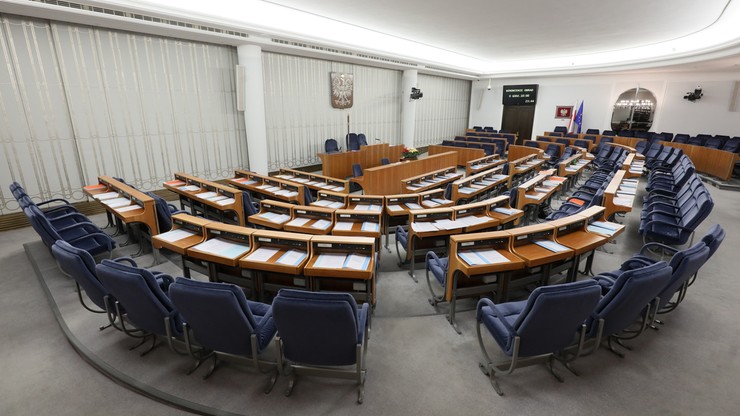 Możliwość obniżenia uposażenia posłów i senatorów w przypadku naruszenia powagi parlamentu. Senat przyjął nowelizację ustawy