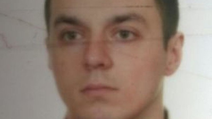 Stu policjantów poszukiwało podejrzanego o zabójstwo. Wciąż jest na wolności
