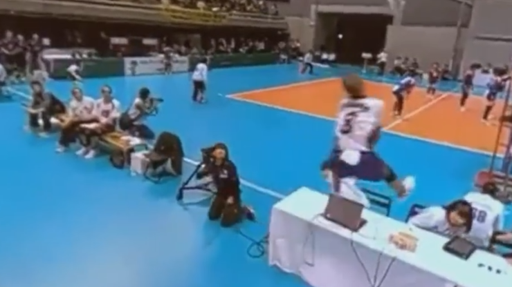 Libero zaryzykował życie, by podbić piłkę! (WIDEO)