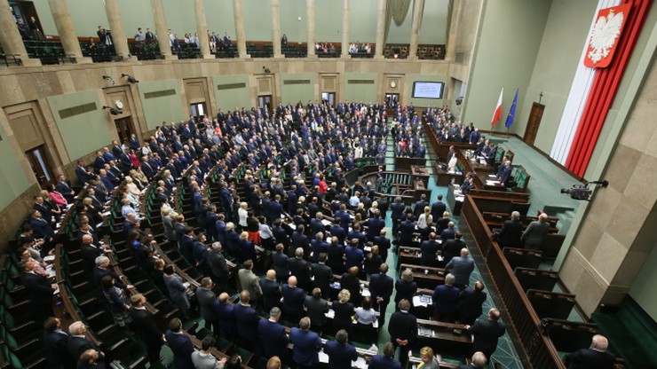 Sondaż: PiS trzyma PO na dystans