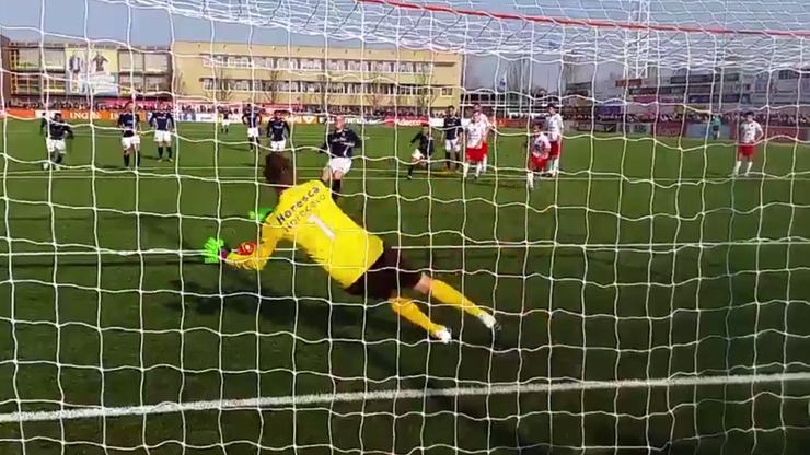 Van der Sar wrócił z emerytury i od razu obronił rzut karny! (WIDEO)