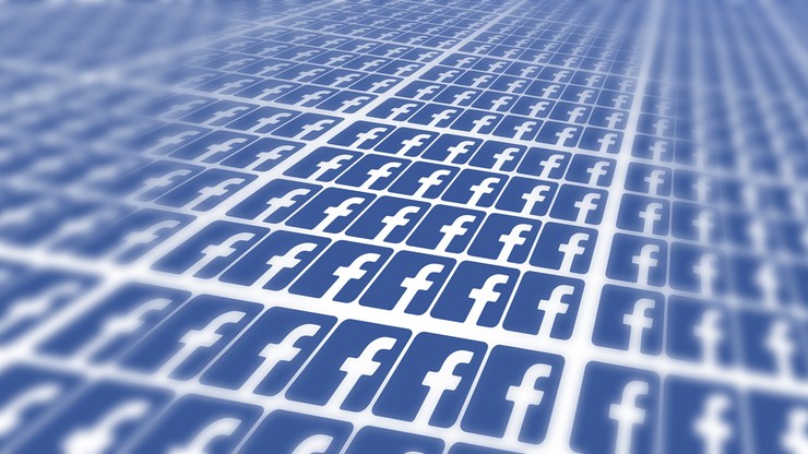 Zostawił torbę z metamfetaminą. Policja szuka go... przez Facebooka