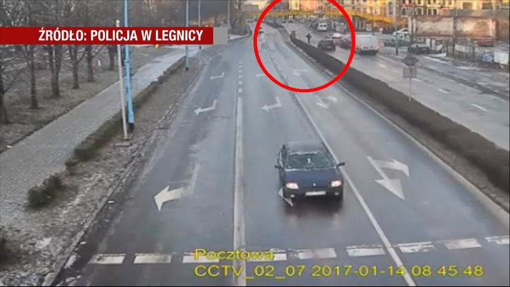 Policjant zatrzymał ruch, by pomóc staruszce przejść przez ulicę. Nagranie podbija internet